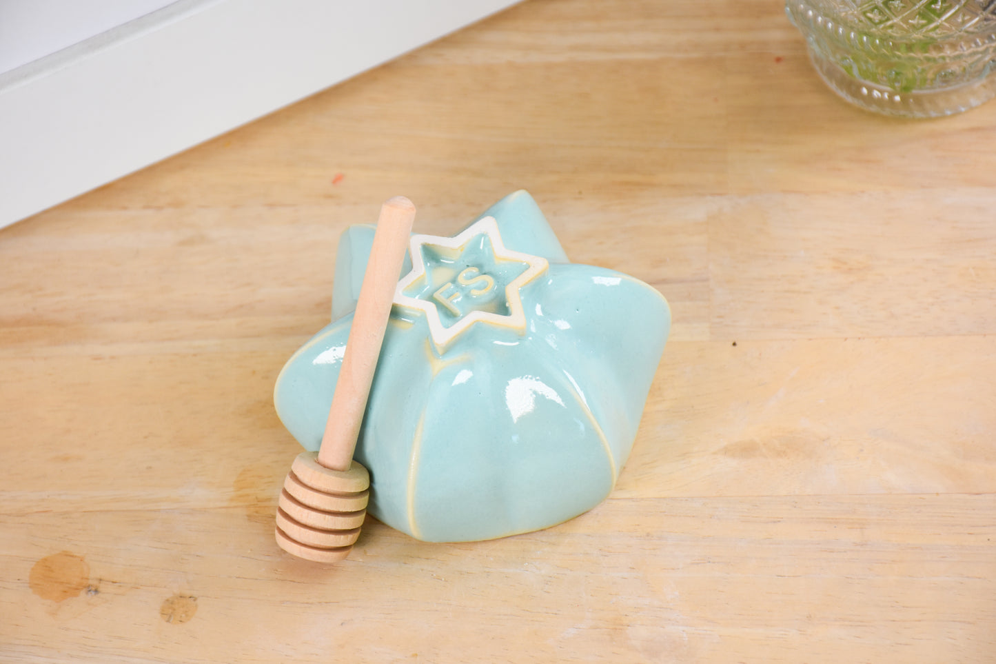 Bottom view of pom honey pot showing the Jewish star shaped foot