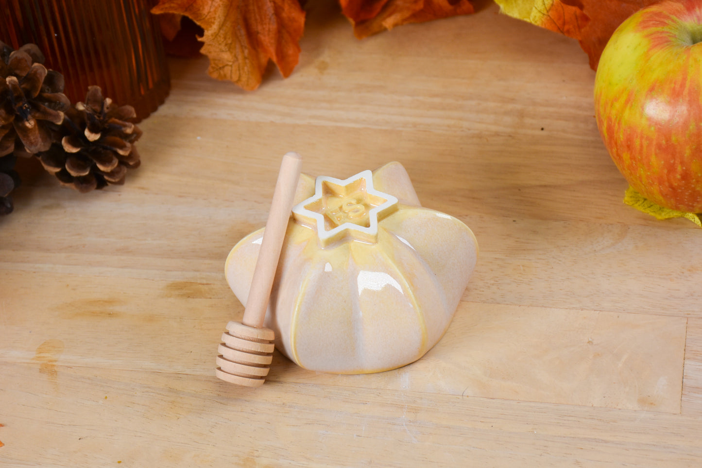 Bottom view of the pom honey pot showing the jewish star shaped foot.