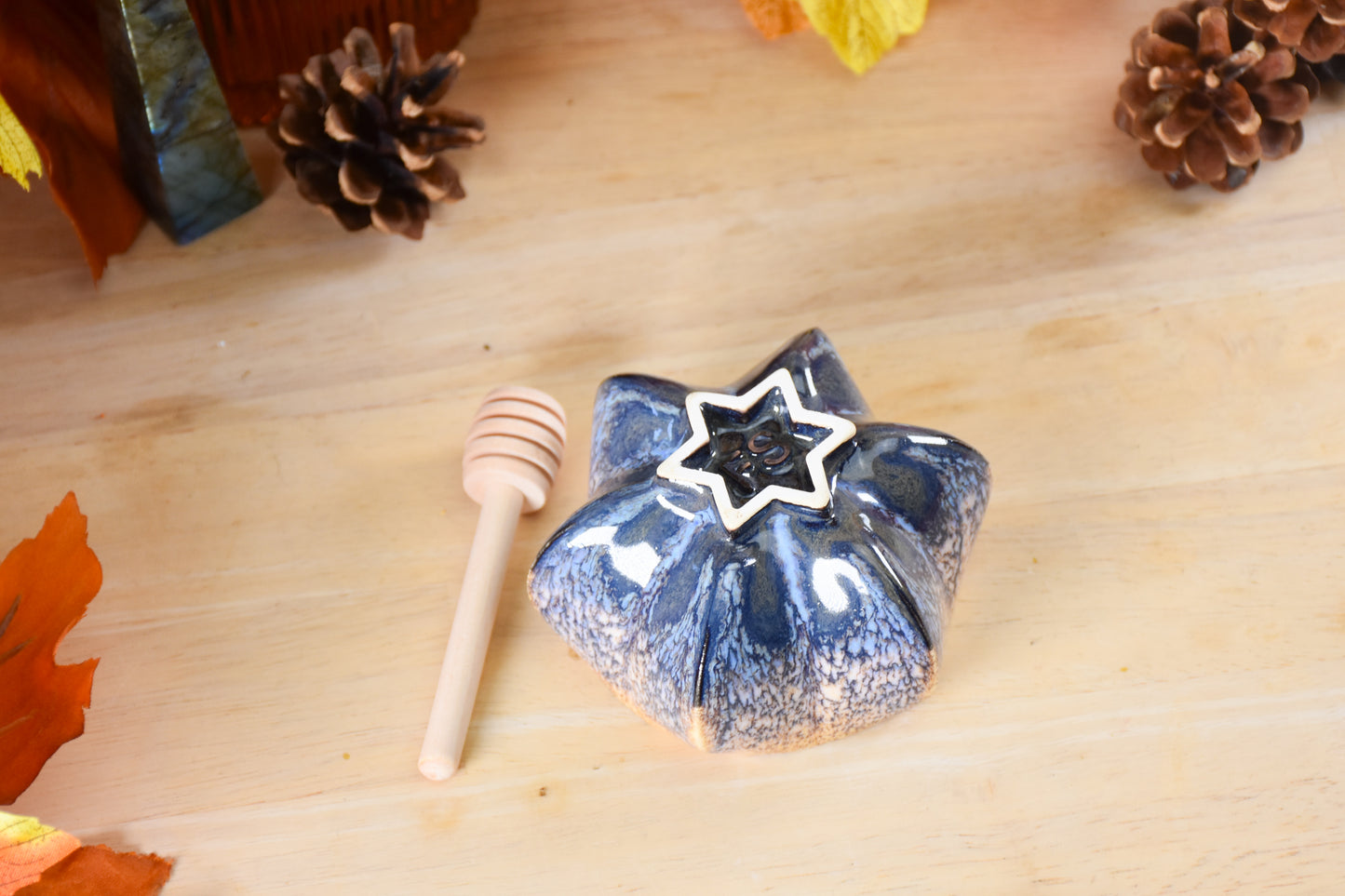 Bottom view of pom honey pot showing the jewish star shaped foot.