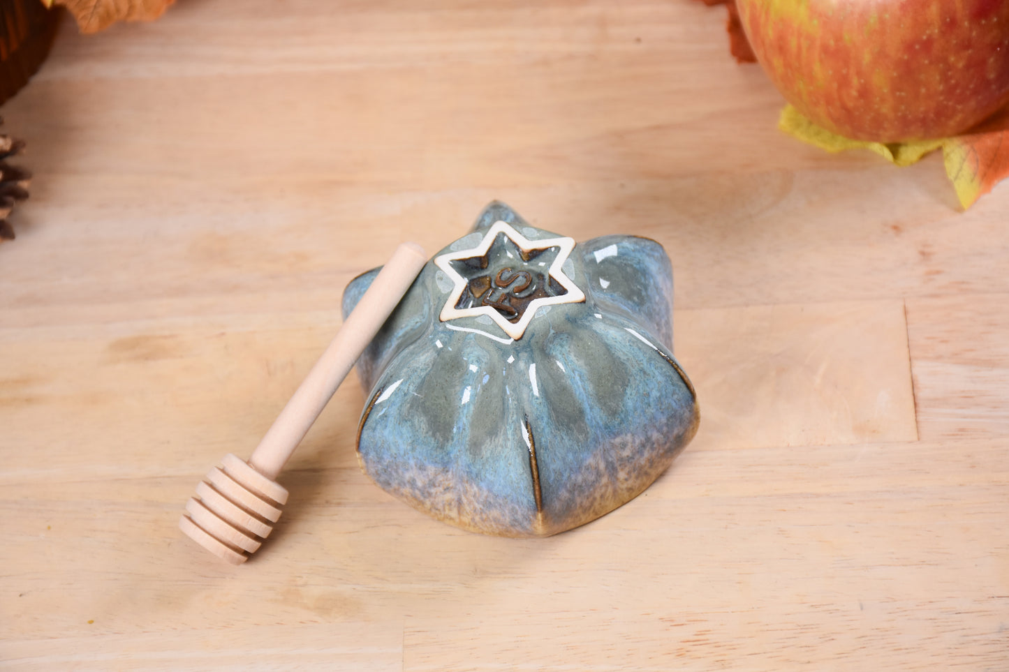 Bottom view of the Pom Honey Pot showing the jewish star shaped foot.