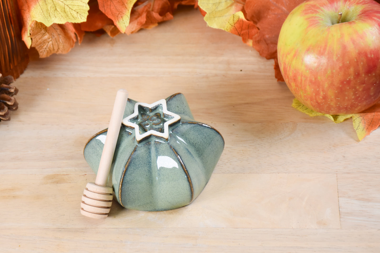 Bottom view of pom honey pot showing jewish star shaped foot