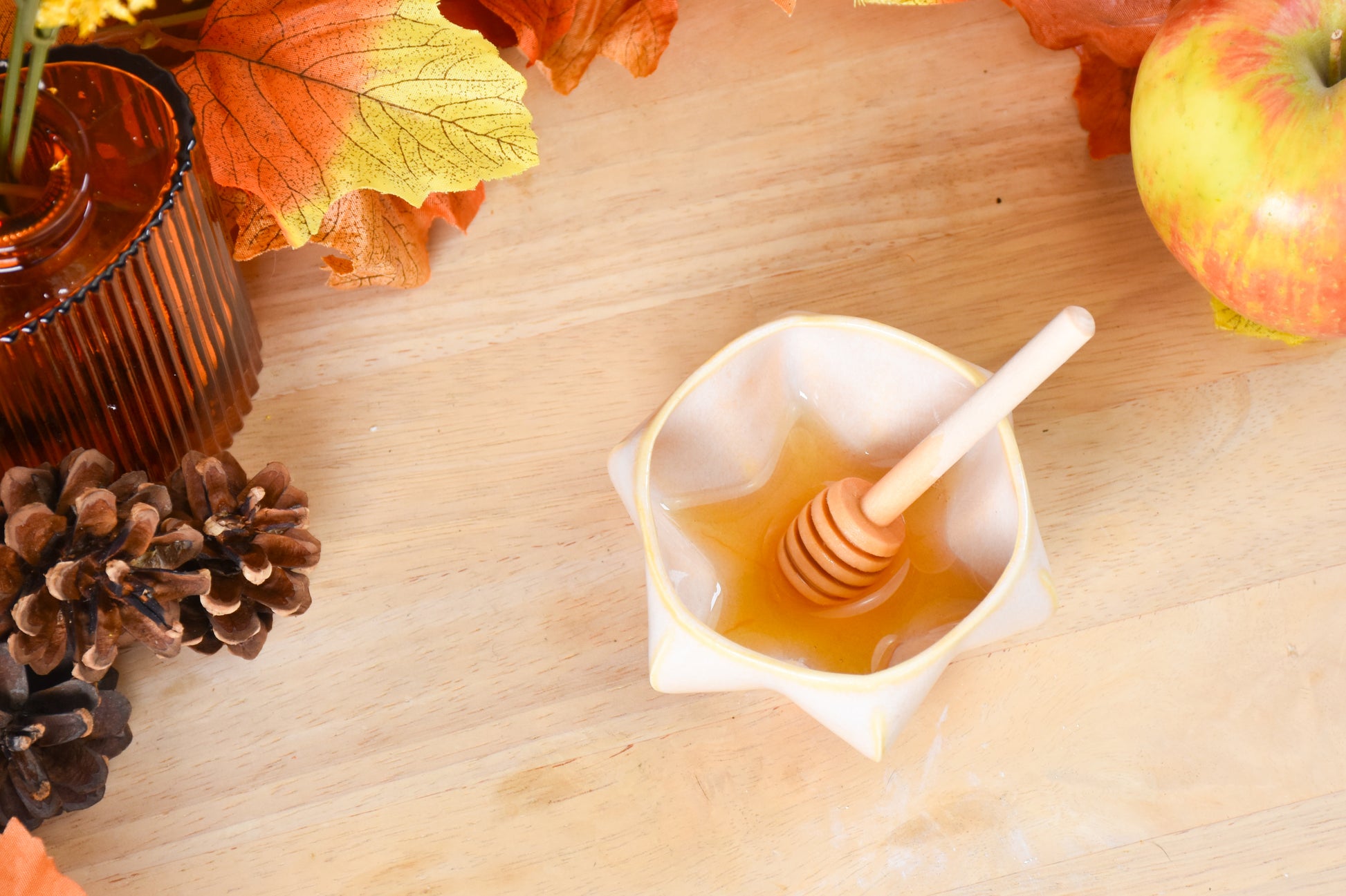 Top view of Pom Honey Pot showing Jewish Star shape formed by honey