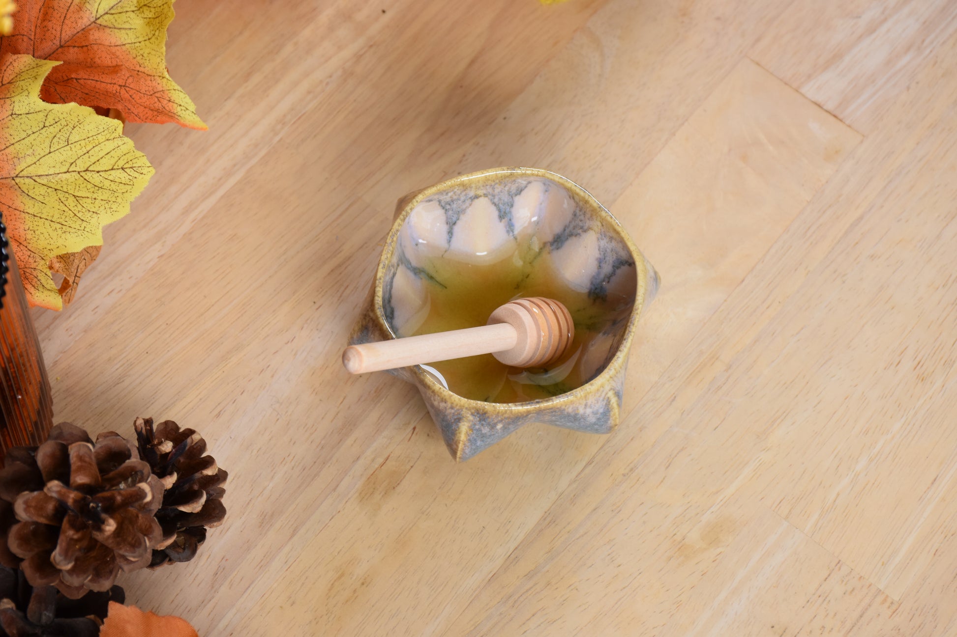 Top view of Pom Honey Pot showing Jewish Star shape formed by honey