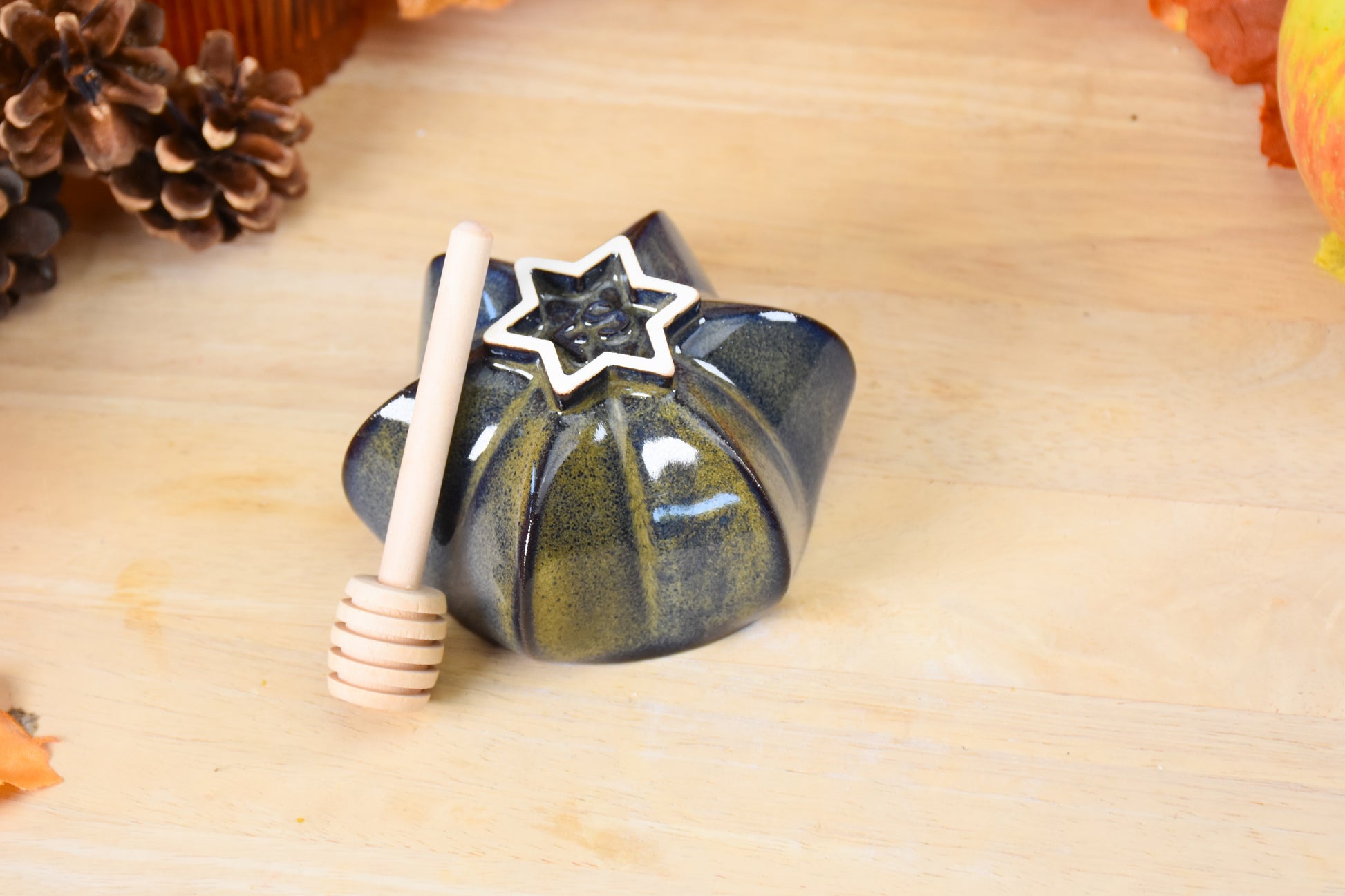 Bottom view of pom honey pot showing jewish star shaped foot. 